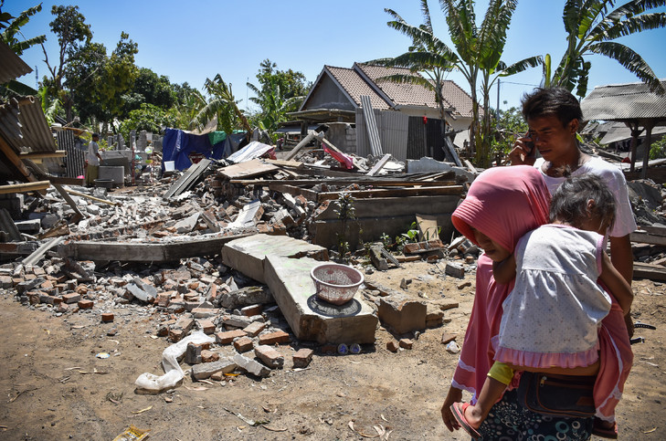Séismes en Indonésie: les secours s'activent auprès des survivants