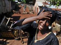 Une guinéenne pleure la mort d'un parent tué par les militaires dans la région de Cosa du quartier de Ratoma, le 17 novembre 2010. AFP PHOTO / ISSOUF SANOGO
