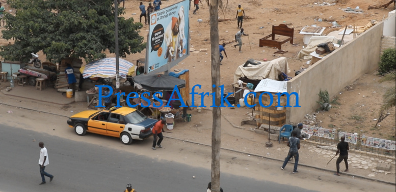  Vidéo - Les déguerpis du terrain Niary Tally imposent leur loi avec des machettes et des gourdins, le rond-point Jet d'eau bloqué 
