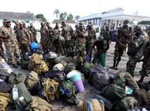 Des soldats ivoiriens apprêtent leur paquetage au quartier général de l'armée, avant leur déploiement pour assurer la sécurité de l'élection présidentielle. Abidjan, le 22 novembre 2010.