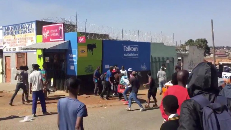 Afrique du Sud: pillages et nouvelles violences xénophobes à Soweto Afrique du Sud: pillages et nouvelles violences xénophobes à Soweto