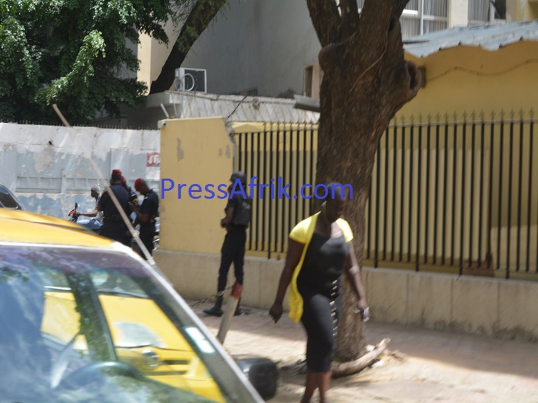 Images-Sit-in devant le ministère de l'intérieur : les forces de l'ordre prêts pour "le combat" Images-Sit-in devant le ministère de l'intérieur : les forces de l'ordre prêts pour "le combat"