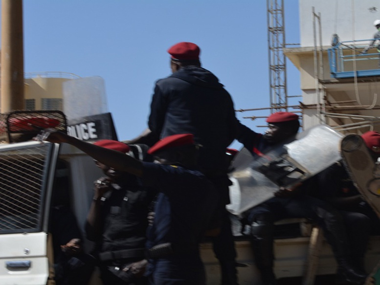 Images-Sit-in devant le ministère de l'intérieur : les forces de l'ordre prêts pour "le combat" Images-Sit-in devant le ministère de l'intérieur : les forces de l'ordre prêts pour "le combat"
