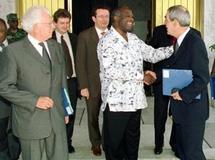 Le président de Côté d'Ivoire Laurent Gbagbo (C) accueille Charles Josselin (G) et Henri Emmanuelli, une délégation du bureau national du Parti socialiste français pour une mission d'information, le 27 février 2003 à sa résidence de Cocody à Abi