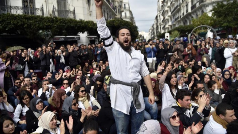 Algérie: une manifestation anti-Bouteflika empêchée à Constantine Algérie: une manifestation anti-Bouteflika empêchée à Constantine