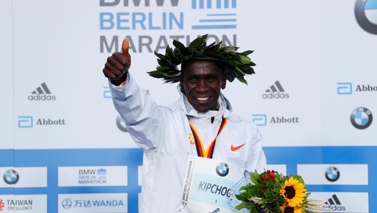 Kenya: Eliud Kipchoge pulvérise le record du monde du marathon de Berlin Kenya: Eliud Kipchoge pulvérise le record du monde du marathon de Berlin