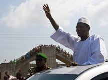 Le président guinéen élu, Alpha Condé, après avoir quitté la grande mosquée, à Conakry, le 3 décembre 2010. REUTERS/Joseph Penney