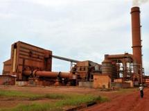 Une usine de bauxite située à Kamsar, au nord de Conakry. La Guinée possède les plus grandes réserves au monde de bauxite, un minerai servant à fabriquer l’aluminium. AFP