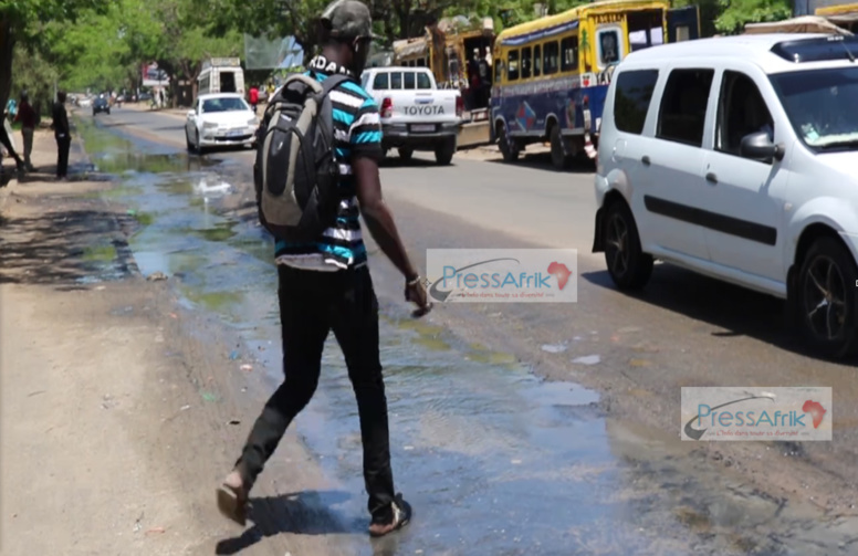 Les eaux usées envahissent les rues de Dakar (Reportage) Les eaux usées envahissent les rues de Dakar (Reportage)