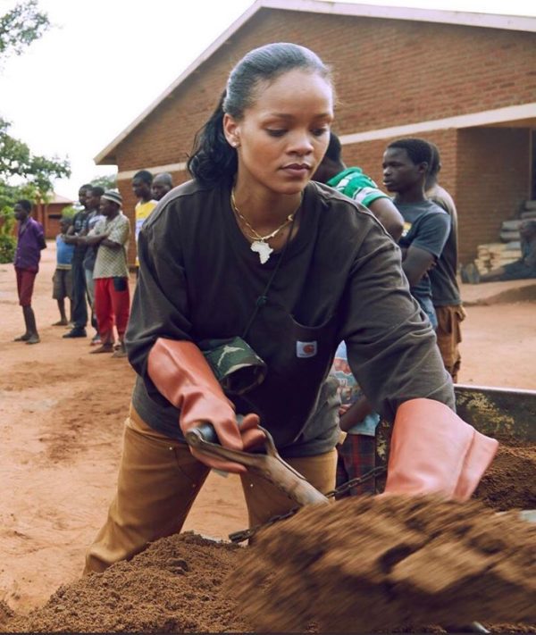 (03 photos) Rihanna dans la peau d'une femme au foyer africaine