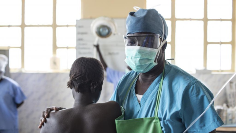 Un chirurgien sud-soudanais lauréat du prix Nansen décerné par le HCR
