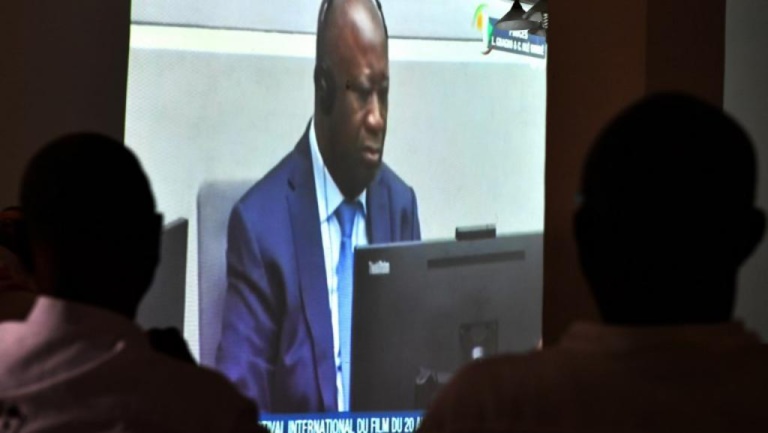 Les supporters de Laurent Gbagbo suivent son procès avec attention