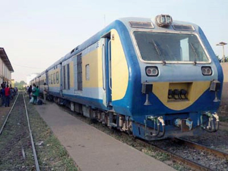 Rufisque : les travailleurs bloquent le Petit train de banlieue Rufisque : les travailleurs bloquent le Petit train de banlieue