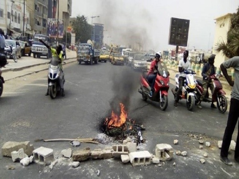 Visite du Chef de l’Etat à Ucad : frustrés, des étudiants bloquent la circulation