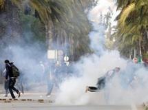 Tunisie : plusieurs milliers de manifestants dispersés par la police, l'armée à la rescousse