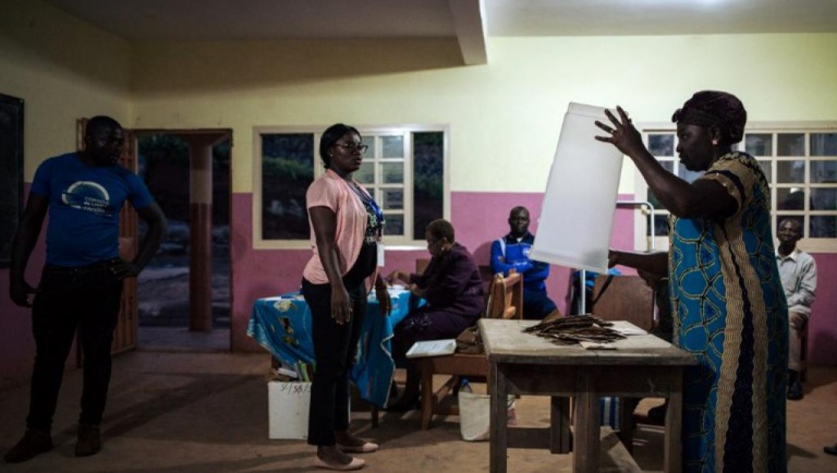 Présidentielle au Cameroun: après le vote, l'heure est au comptage des voix Présidentielle au Cameroun: après le vote, l'heure est au comptage des voix