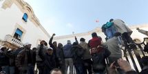Des manifestants venus de la région de Sidi Bouzid protestent devant le bureau du premier ministre, Mohamed Ghannouchi.AFP/FETHI BELAID