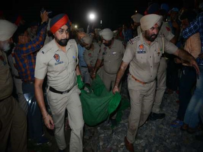 En Inde, un train percute une foule et fait au moins 59 morts En Inde, un train percute une foule et fait au moins 59 morts