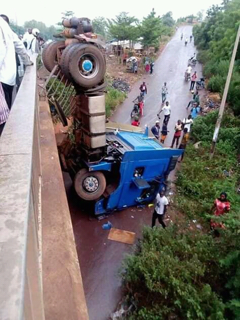 Bamako : chute spectaculaire d'un camion du haut d'un pont