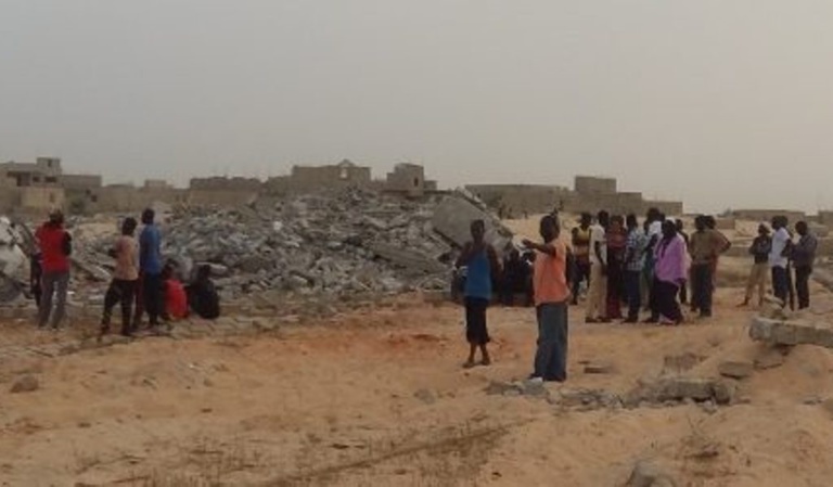 Tivaouane Peul : les populations déguerpies envahissent la mairie et... Tivaouane Peul : les populations déguerpies envahissent la mairie et...