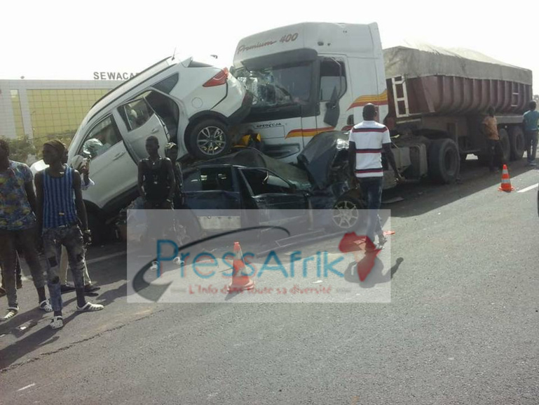 Un accident s'est encore produit sur l'autoroute à péage après le passage du cortège de Macky Sall Un accident s'est encore produit sur l'autoroute à péage après le passage du cortège de Macky Sall