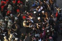 La transition s'installe en Egypte, la contestation s'attise au Proche-Orient