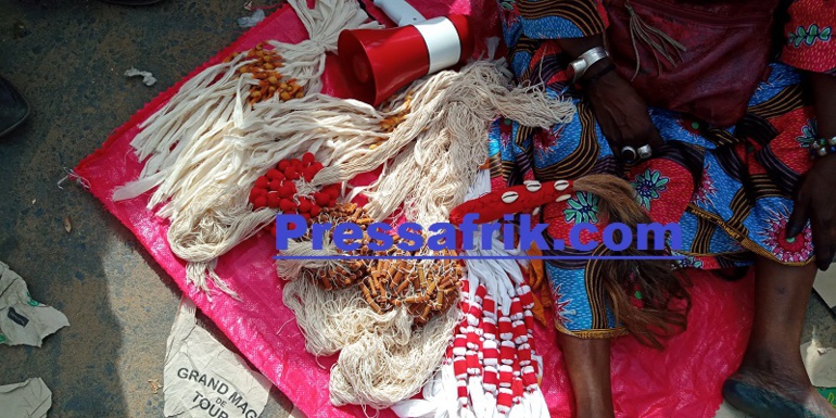 #Magal2018: des Nigériens vendeurs de gris-gris inondent le marché Okass #Magal2018: des Nigériens vendeurs de gris-gris inondent le marché Okass