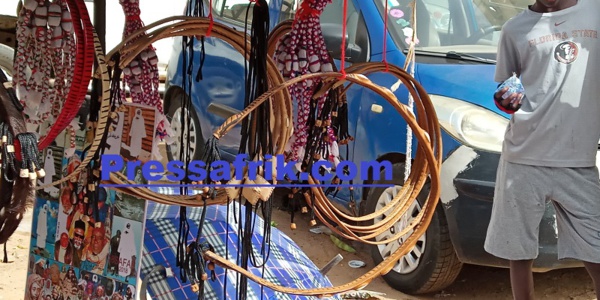 #Magal2018: des Nigériens vendeurs de gris-gris inondent le marché Okass