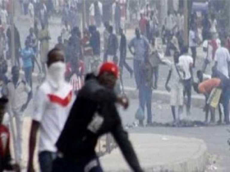 Front à l’Ucad : Les étudiants orientés dans le privé investissent l’avenue… Front à l’Ucad : Les étudiants orientés dans le privé investissent l’avenue…