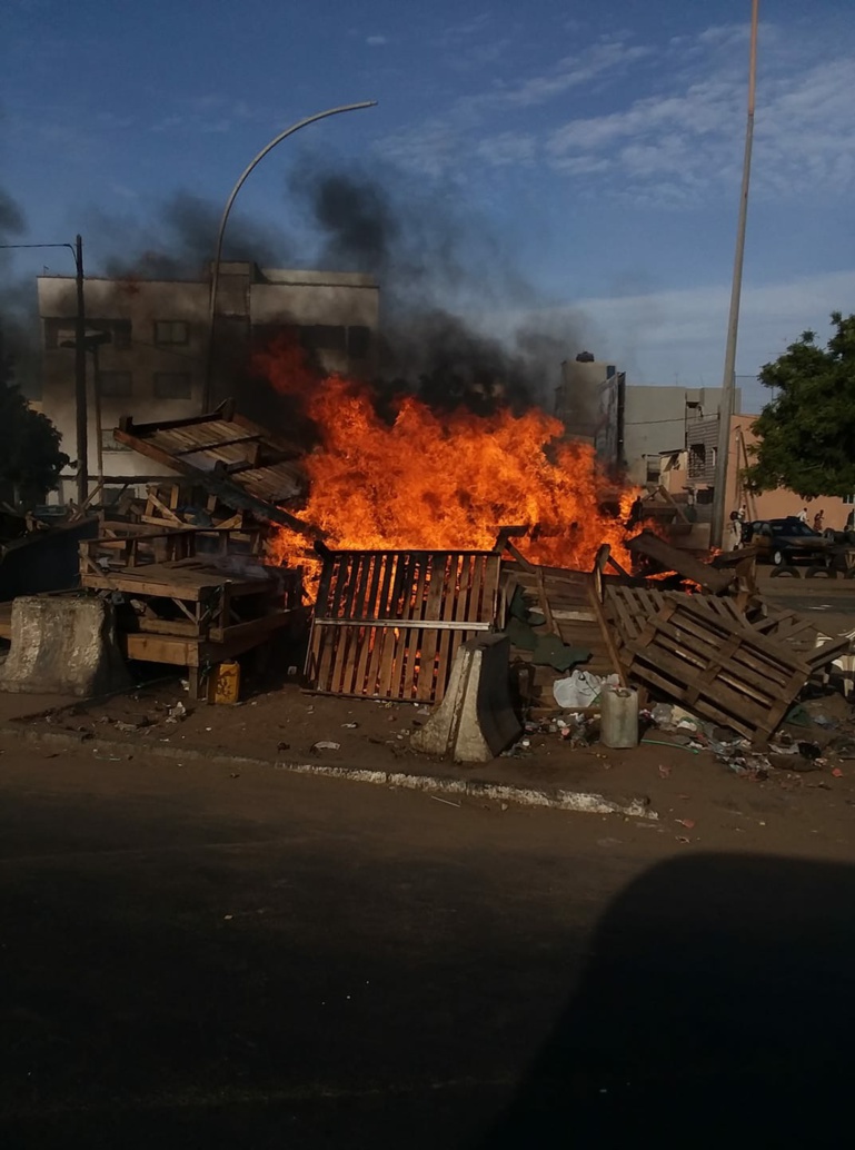 Ça brûle à Colobane : vendeurs et policiers se bagarrent 