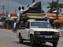Des habitants d'Abidjan quittent le quartier d'Abobo, théâtre de combats depuis plusieurs jours, le 13 mars 2011.