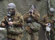 Des soldats japonais se protègent d'éventuelles radiations, le 15 mars 2011. Reuters