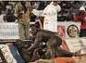 Lutteurs suisses au Sénégal : la lutte Sénégalaise impressionne