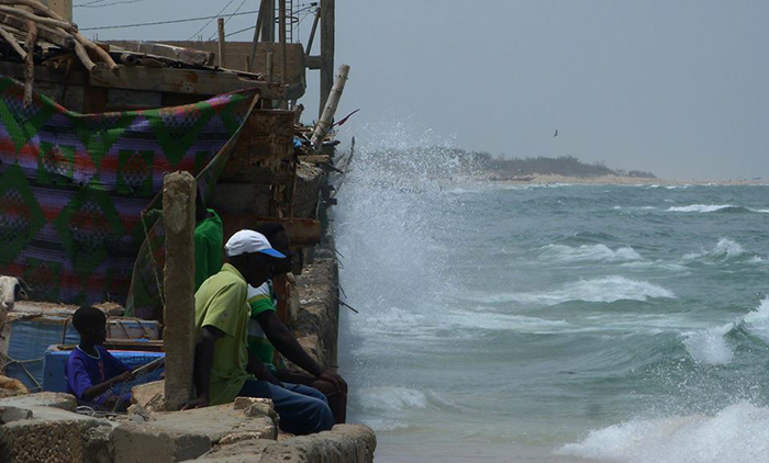 Une houle dangereuse s’abat sur sur Saint-Louis et met une centaine de familles dans la rue