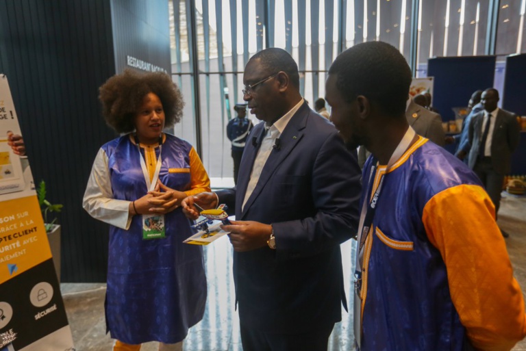 Macky a remis les premiers financements de la DER aux start-up sénégalaises Macky a remis les premiers financements de la DER aux start-up sénégalaises