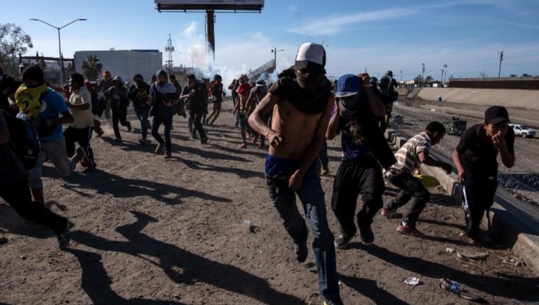 Trump défend l'usage de gaz lacrymogène pour stopper les migrants à la frontière