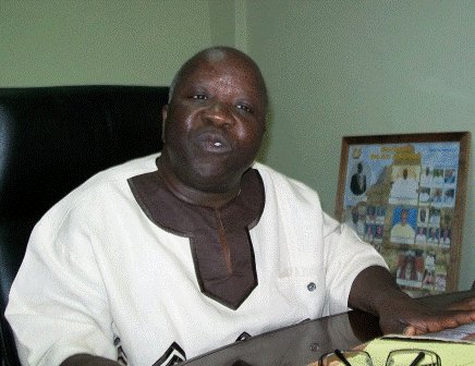 Le maire de Ouagadougou Simon Compaoré qui essayé des tirs des soldats