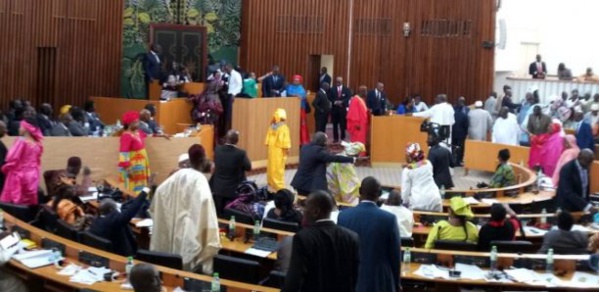 Série de blasphèmes à l'Assemblée Nationale : "Macky est le prophète Moussa...Karim Wade avait des pouvoirs que Dieu n'a pas " Série de blasphèmes à l'Assemblée Nationale : "Macky est le prophète Moussa...Karim Wade avait des pouvoirs que Dieu n'a pas "
