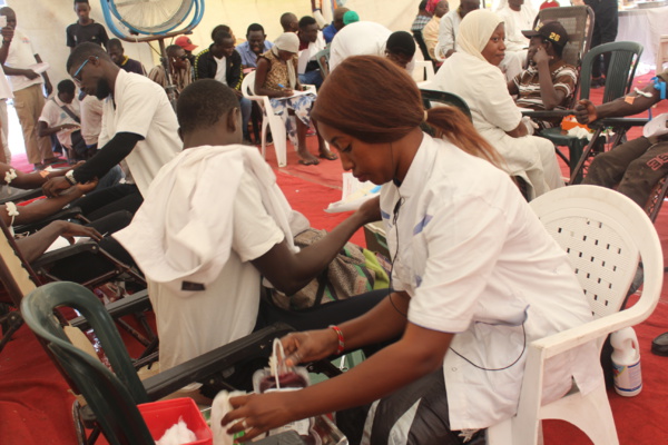 #Les10AnsDePressAfrik : En Direct du don de sang au rond-point jet d'eau (photos et vidéo)