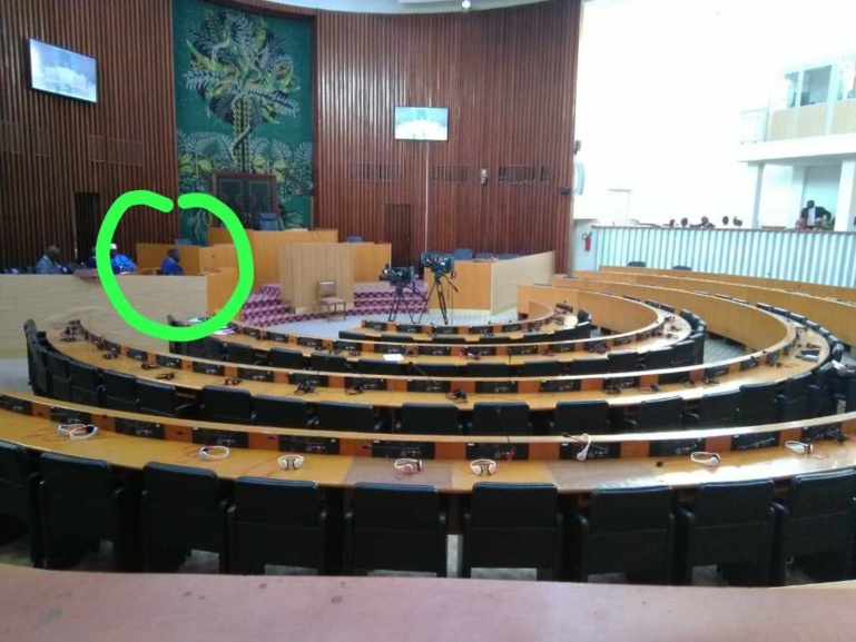 Pendant ce temps... le ministre de l'Agriculture est seul à l'Assemblée nationale Pendant ce temps... le ministre de l'Agriculture est seul à l'Assemblée nationale