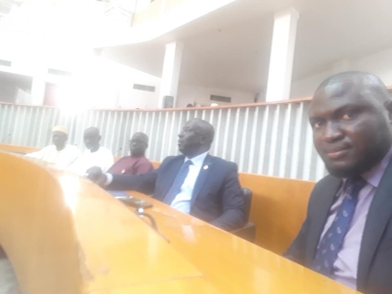 Pendant ce temps... le ministre de l’agriculture patiente depuis plus d’une heure avec quelques députés de l’opposition 