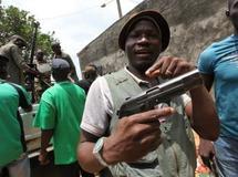Un tireur pro-Ouattara membre des «commandos invisibles», dans le quartier d'Abobo à Abidjan. REUTERS/Luc Gnago