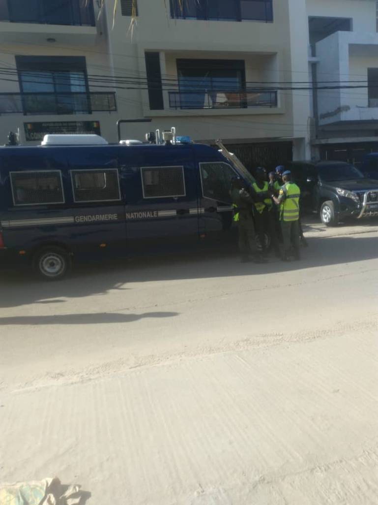 Les dépôts de parrainages se poursuivent dans un Conseil constitutionnel sous haute surveillance Les dépôts de parrainages se poursuivent dans un Conseil constitutionnel sous haute surveillance