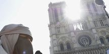 Une femme portant le niqab manifeste devant Notre Dame de Paris, lundi 11 avril.AFP/BERTRAND GUAY