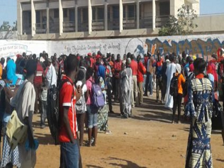Colère des élèves de Kaolack : ils se font gazer lors de leur sit-in Colère des élèves de Kaolack : ils se font gazer lors de leur sit-in