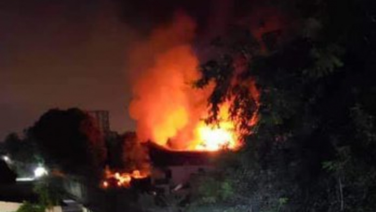 RDC: incendie dans un entrepôt de la Commission électorale à Kinshasa RDC: incendie dans un entrepôt de la Commission électorale à Kinshasa