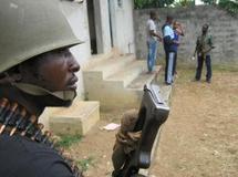 Un élément FRCI monte la garde tandis que son supérieur interroge trois hommes. Laurent Correau Un élément FRCI monte la garde tandis que son supérieur interroge trois hommes. Laurent Correau
