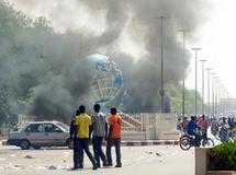Ouagadougou,16 avril 2011. Les commerçants en colère s'en prennent aux établissements et aux symboles de l'État. © AFP/Ahmed Ouoba