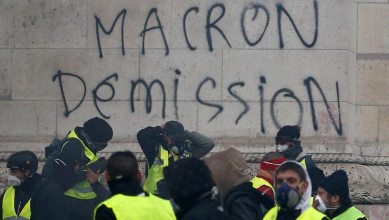 Macron prépare un grand débat national pour renouer le fil avec les Français Macron prépare un grand débat national pour renouer le fil avec les Français