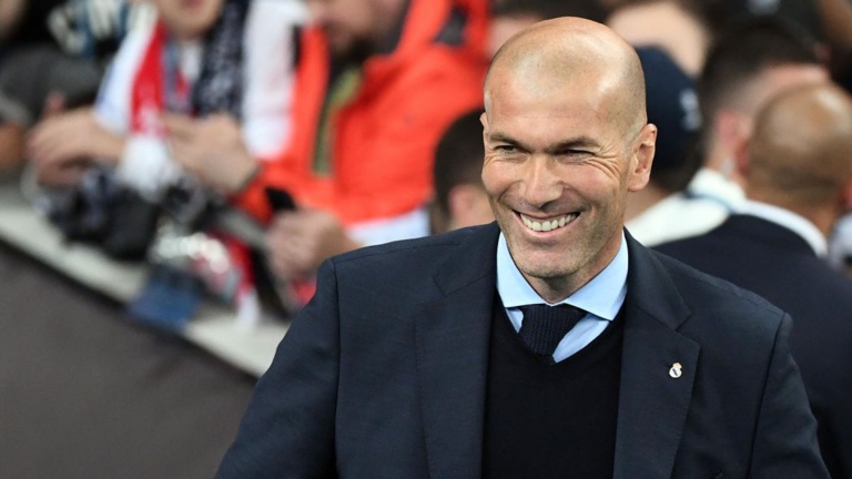 Manchester United : après le départ de Mourinho, déjà une offre pour Zinedine Zidane ? Manchester United : après le départ de Mourinho, déjà une offre pour Zinedine Zidane ?